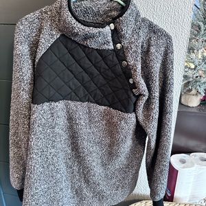 Women’s pull over size Medium